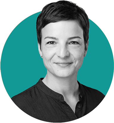 Portrait einer Frau in Schlüsselfunktion in der Bauwirtschaft mit Kundenstimme zum Coaching für Führungskräfte